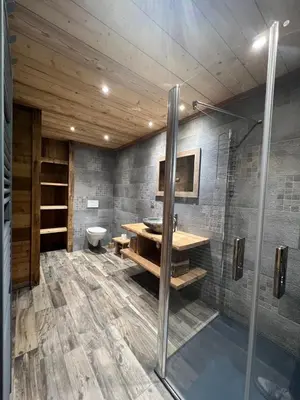 Salle de bains dans l'établissement Chalet 10 pers sauna & SPA La tanière des Vosges
