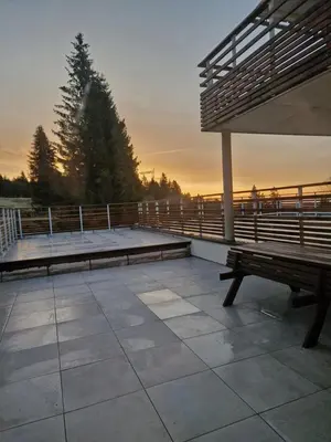 Balcon ou terrasse dans l'établissement Appartement au pied des pistes avec grande terrasse
