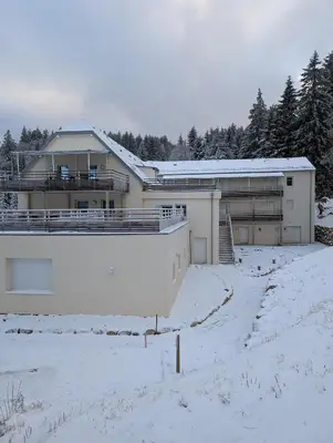 L'établissement Appartement au pied des pistes avec grande terrasse en hiver