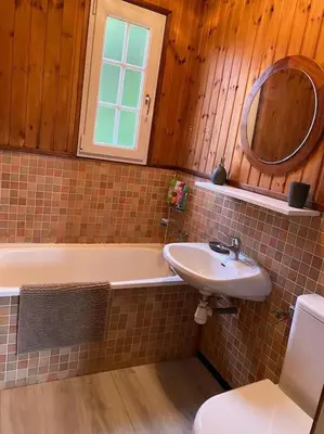 Salle de bains dans l'établissement Le P'tit Caribou, près des pistes