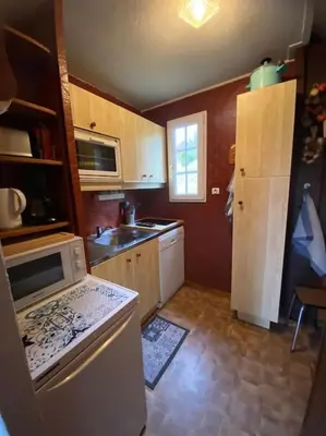 Cuisine ou kitchenette dans l'établissement Le P'tit Caribou, près des pistes