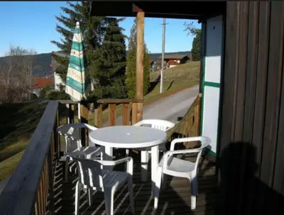 Balcon ou terrasse dans l'établissement Le P'tit Caribou, près des pistes