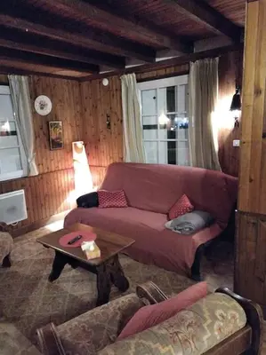Coin salon dans l'établissement Le P'tit Caribou, près des pistes
