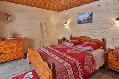 Un ou plusieurs lits dans un hébergement de l'établissement Chalet au bois des écureuils classé trois étoiles.