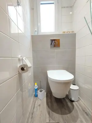 Salle de bains dans l'établissement Chalet au bois des écureuils classé trois étoiles.