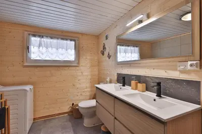 Salle de bains dans l'établissement Chalet au bois des écureuils classé trois étoiles.
