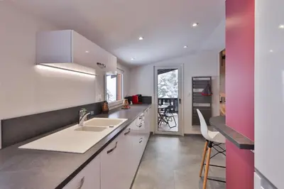 Cuisine ou kitchenette dans l'établissement Chalet au bois des écureuils classé trois étoiles.