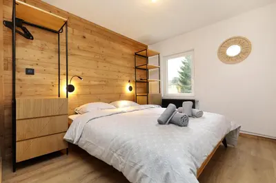 Un ou plusieurs lits dans un hébergement de l'établissement L'Echappée - Gîte chalet rénové, terrasse, jardin