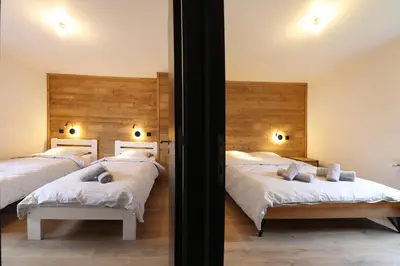 Un ou plusieurs lits dans un hébergement de l'établissement L'Echappée - Gîte chalet rénové, terrasse, jardin