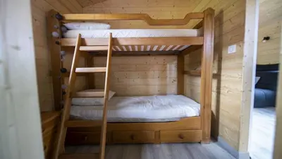 Un ou plusieurs lits superposés dans un hébergement de l'établissement Le chalet de DOMY