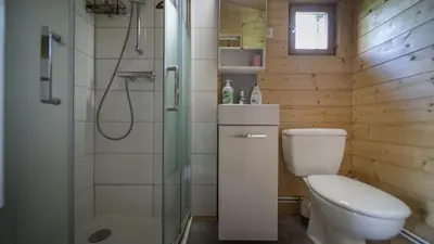 Salle de bains dans l'établissement Le chalet de DOMY