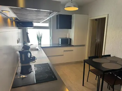 Cuisine ou kitchenette dans l'établissement F4 meublé