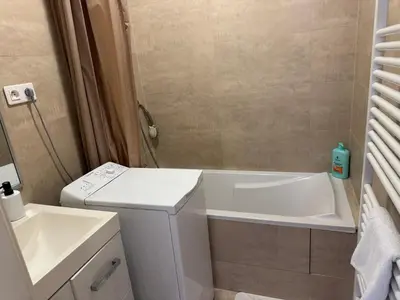 Salle de bains dans l'établissement F4 meublé