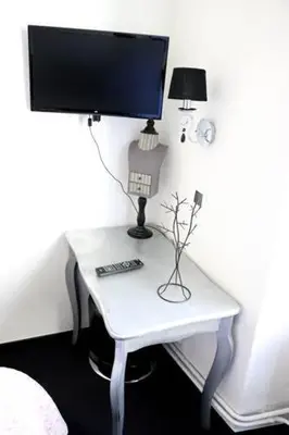 Télévision ou salle de divertissement dans l'établissement Guesthouse Le Vauban