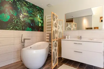 Salle de bains dans l'établissement Eden'Roc