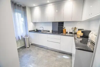 Cuisine ou kitchenette dans l'établissement Appartement 3ch rénové en 2023 avec sauna