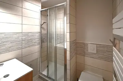 Salle de bains dans l'établissement Moho des Oursons - Pistes de ski à 450m