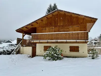 L'établissement Chalet du Pré - Sauna, terrasse et grand jardin en hiver