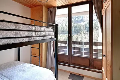 Un ou plusieurs lits dans un hébergement de l'établissement Le Cocoøn, balcon, vue station