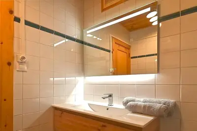 Salle de bains dans l'établissement Le Cocoøn, balcon, vue station