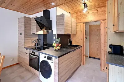 Cuisine ou kitchenette dans l'établissement Le Cocoøn, balcon, vue station