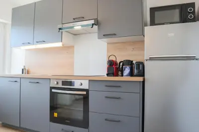 Cuisine ou kitchenette dans l'établissement L'Escale cosy, proche Euroairport