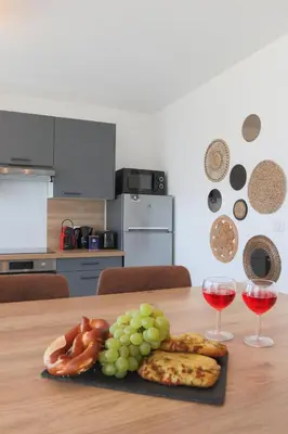 Cuisine ou kitchenette dans l'établissement L'Escale cosy, proche Euroairport