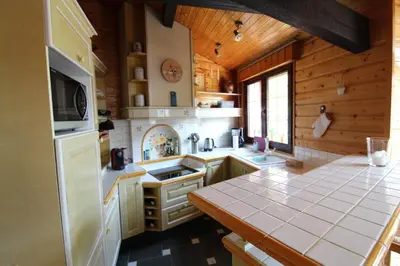 Cuisine ou kitchenette dans l'établissement Maison de style chalet individuelle Le Rouge Feigne à La Bresse