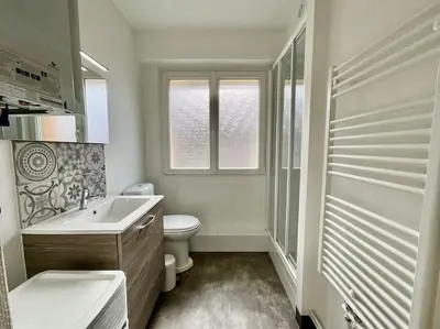 Salle de bains dans l'établissement Les Violettes, bel appartement au centre-ville