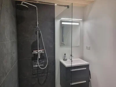 Salle de bains dans l'établissement Le nid de Claude et Nadine