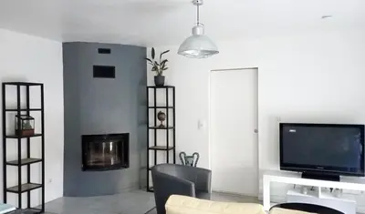 Télévision ou salle de divertissement dans l'établissement Maison avec terrasse