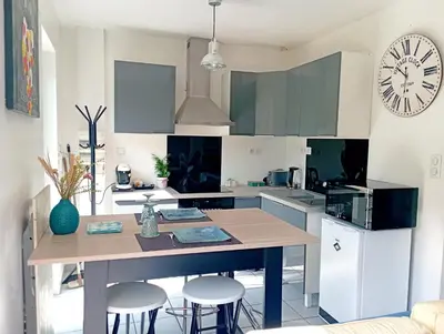 Cuisine ou kitchenette dans l'établissement Maison avec terrasse