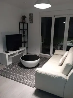 Télévision ou salle de divertissement dans l'établissement Maison avec terrasse