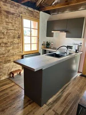 Cuisine ou kitchenette dans l'établissement Le chalet Lili