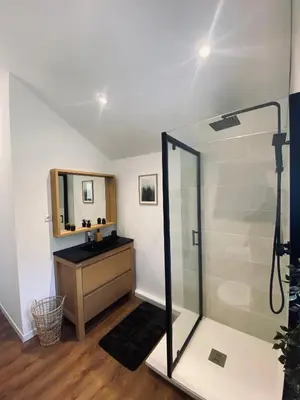 Salle de bains dans l'établissement Gîtes les cocons des guédons LE MÉLÈZE