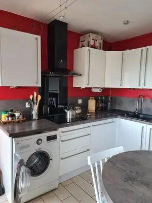 Cuisine ou kitchenette dans l'établissement Appartement proche centre-ville, parking gratuit