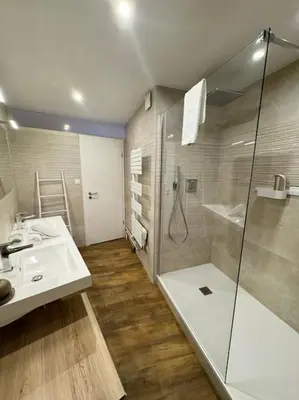 Salle de bains dans l'établissement Les pensées D'Anne & Marie 2/4 Personnes