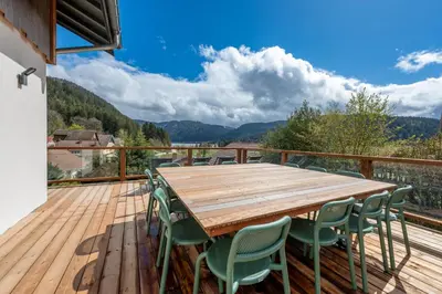 Vue générale sur la montagne ou vue sur la montagne depuis le chalet