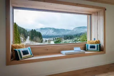Vue générale sur la montagne ou vue sur la montagne depuis le chalet