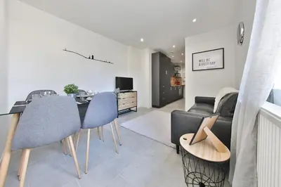Coin salon dans l'établissement Le Mulhousien/ Parking gratuit / WIFI / Lave linge/ Tudors Locations