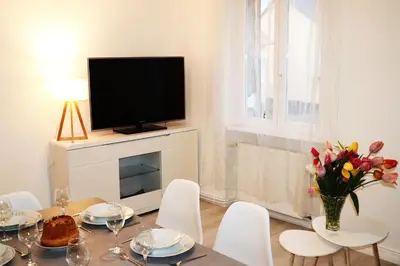 Télévision ou salle de divertissement dans l'établissement LE REFUGE DES REVES