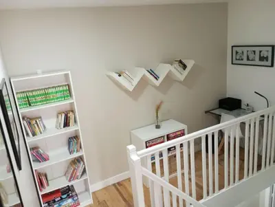 Bibliothèque dans la maison de vacances