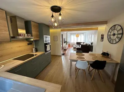 Cuisine ou kitchenette dans l'établissement Magnifique appartement F3. 4 à 6 personnes