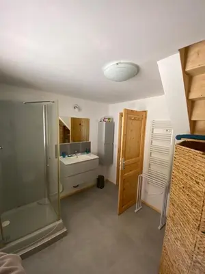 Salle de bains dans l'établissement Chalet bois au calme, en lisière de forêt, balcons, sentiers balades Gérardmer & Alsace 