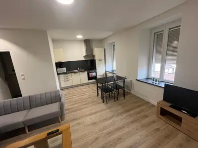 Cuisine ou kitchenette dans l'établissement Appartement centre-ville de Lure droit