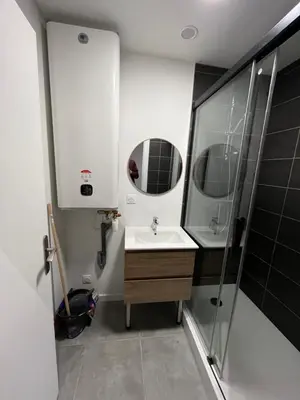 Salle de bains dans l'établissement Appartement centre-ville de Lure droit