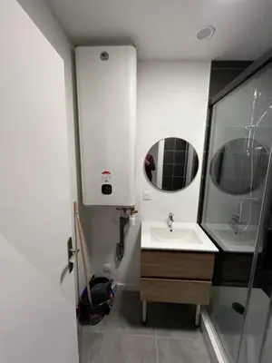Salle de bains dans l'établissement Appartement centre-ville de Lure droit