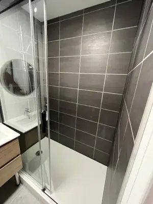 Salle de bains dans l'établissement Appartement centre-ville de Lure droit