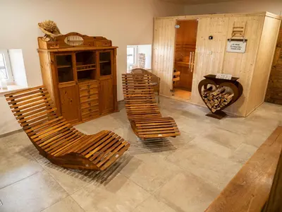 Coin salon dans l'établissement La Ferme 1807 Vosges, jacuzzi, sauna, pétanque