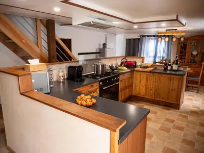 Cuisine ou kitchenette dans l'établissement La Ferme 1807 Vosges, jacuzzi, sauna, pétanque